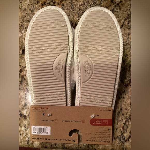 H189/NWT Dearfoam ~ Wedding/Bachelorette Fluffy White “I DO” Slippers w/Bling - Picture 3 of 3